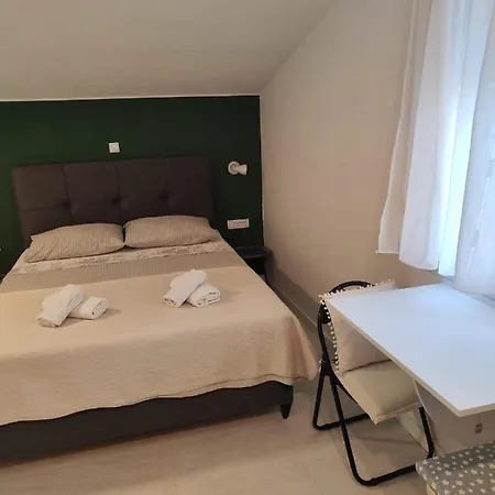 Small For 2 With Free Parking Apartment *