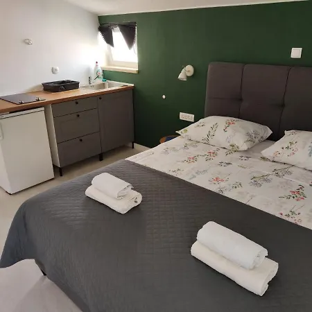 Small For 2 With Free Parking Apartment