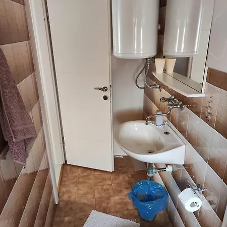 Small For 2 With Free Parking Apartment *